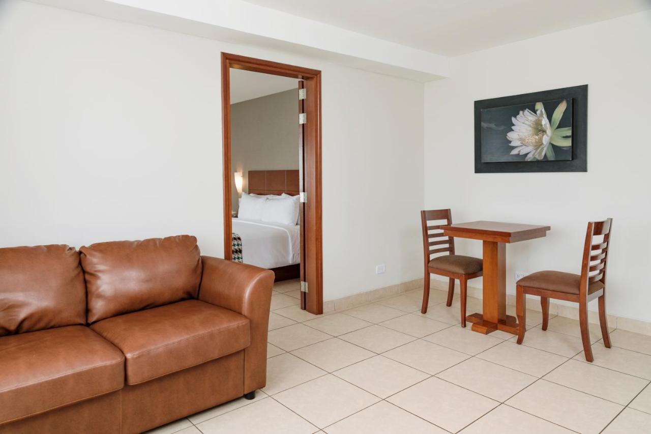 ホテル ウィンダム コスタ デル ソル プカルパ エクステリア 写真 Suite