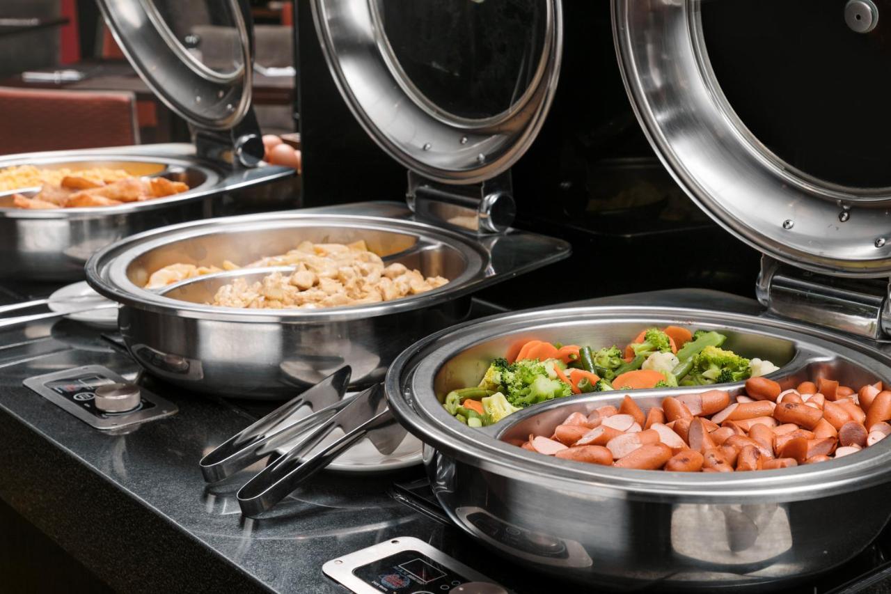 ホテル ウィンダム コスタ デル ソル プカルパ エクステリア 写真 A chafing dish