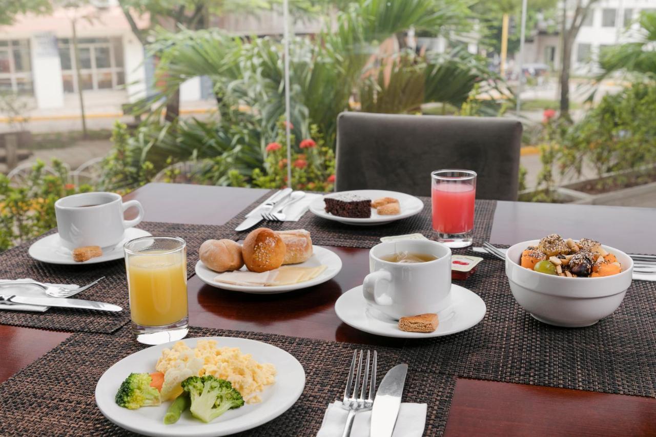ホテル ウィンダム コスタ デル ソル プカルパ エクステリア 写真 A typical breakfast